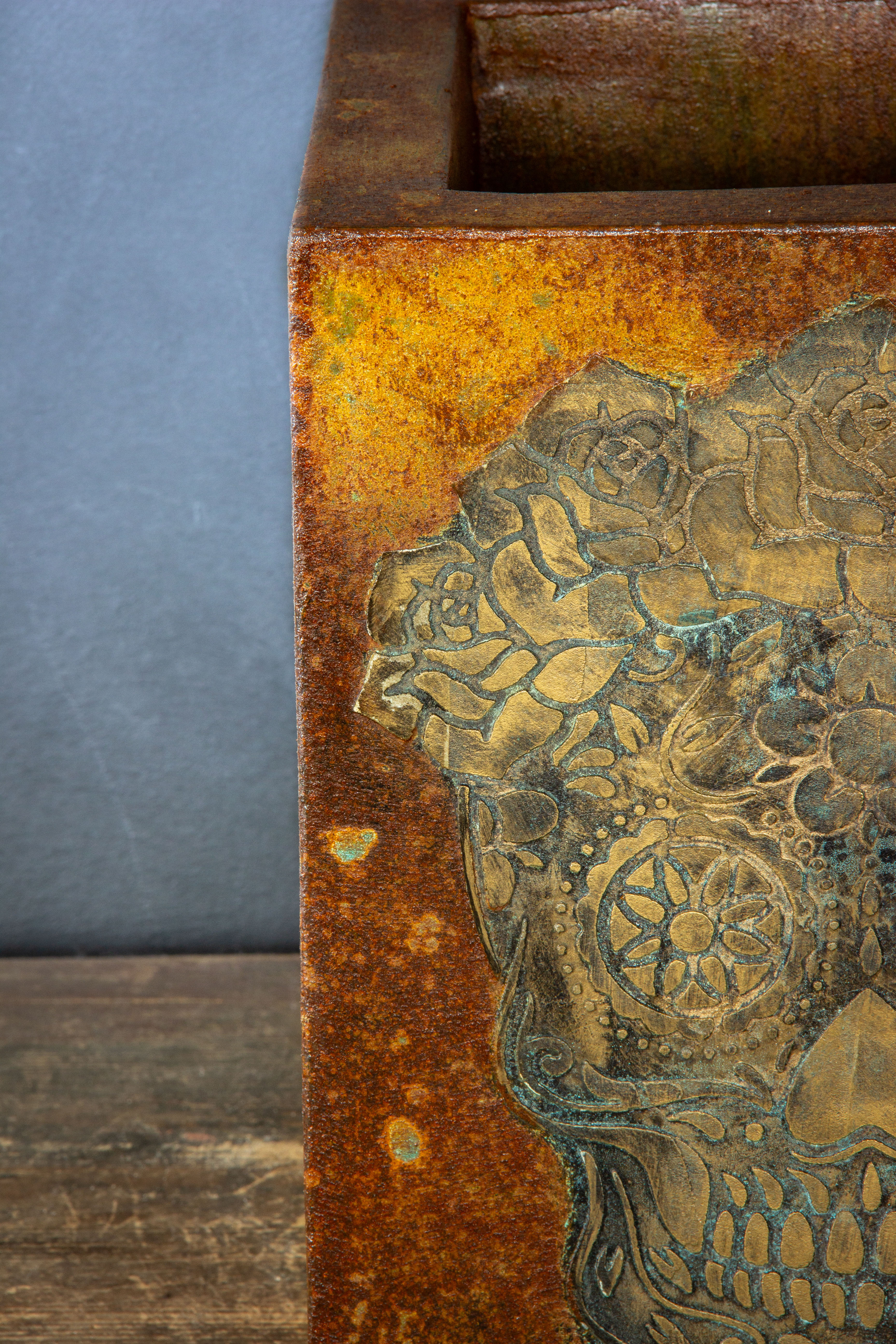 Rustykalna osłonka z trójwymiarowym motywem czaszki Sugar Skull, efekt kortenu z turkusową patyną